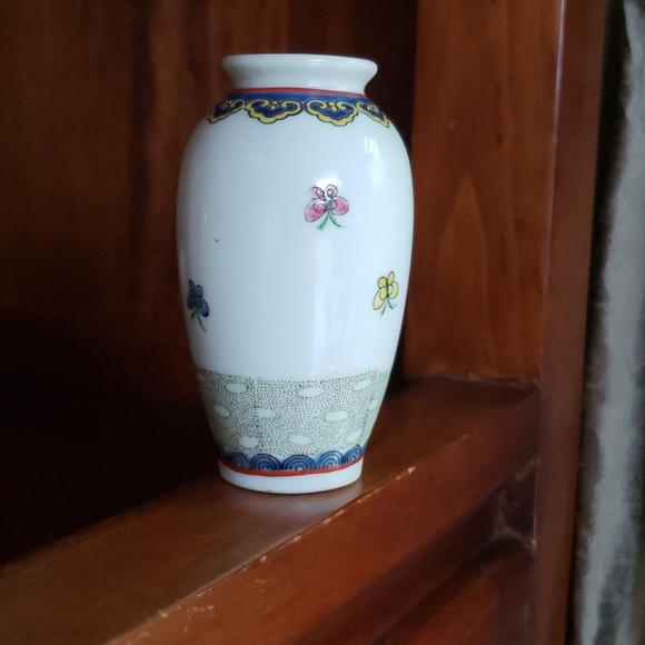 Chinese Small Vase - Picture 2 of 4